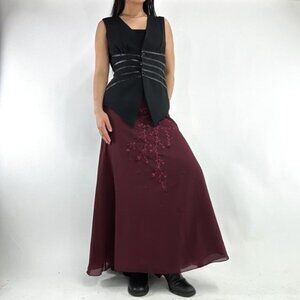 vintage beaded and floral embroidered skirt with  center back zipper closure.